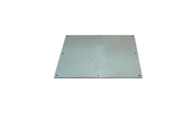 Metal plate for fastening to a concrete base